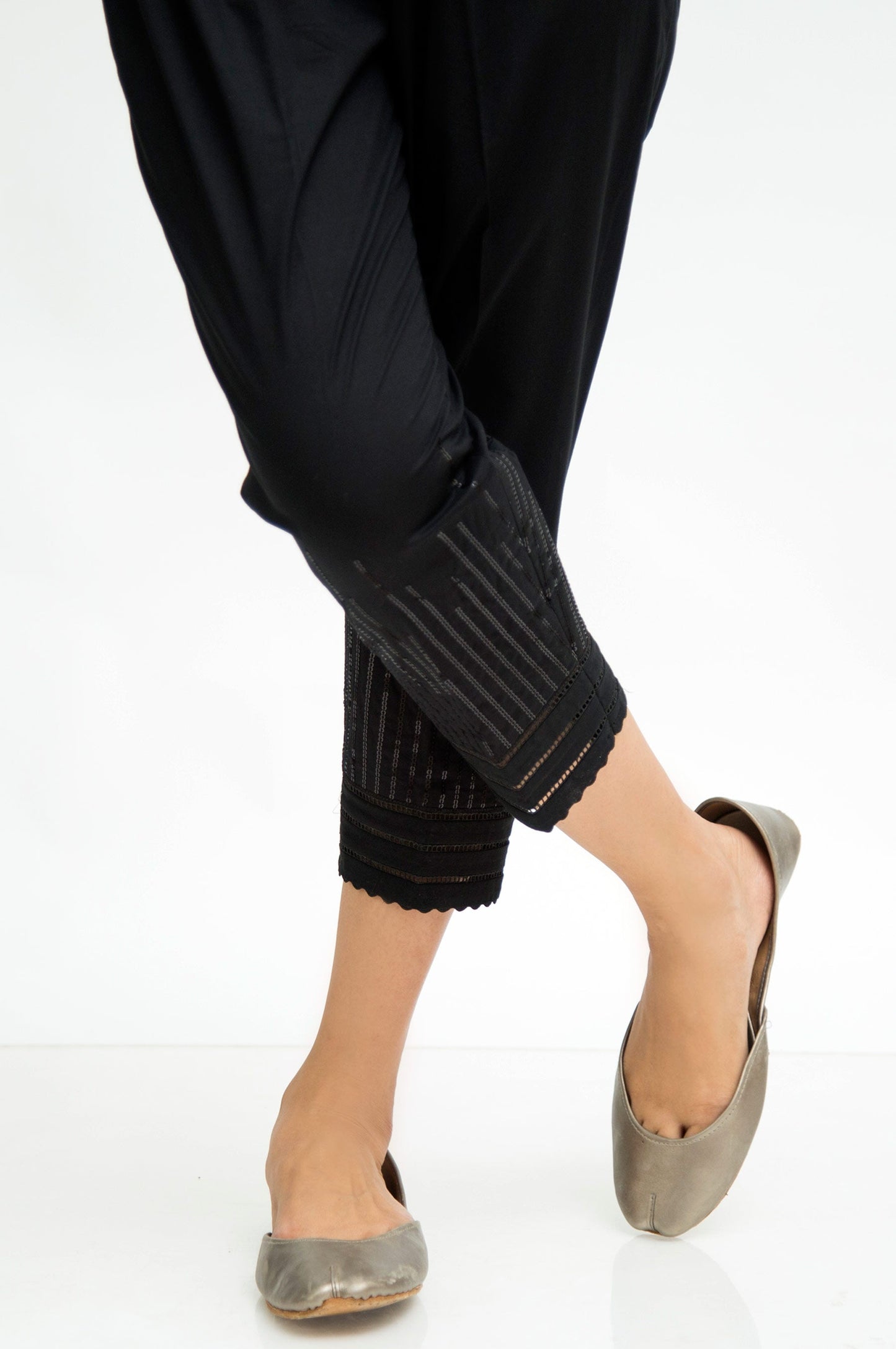 Embroidered Cambric Capri Pants - Jet Black