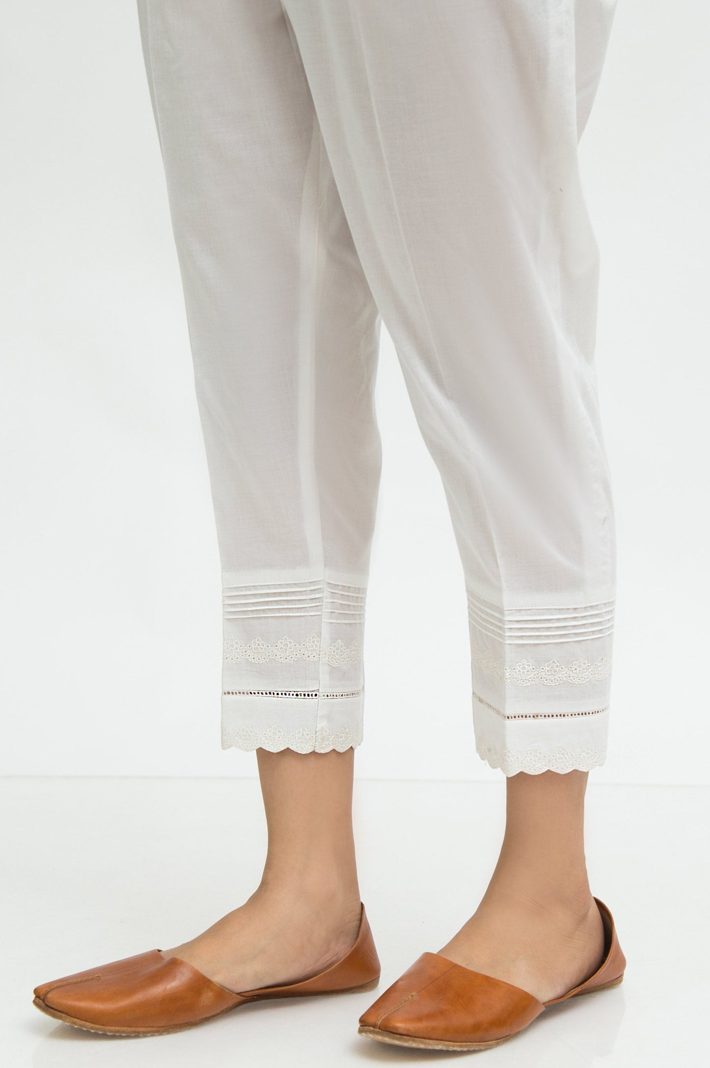Embroidered Cambric Capri Pants - White