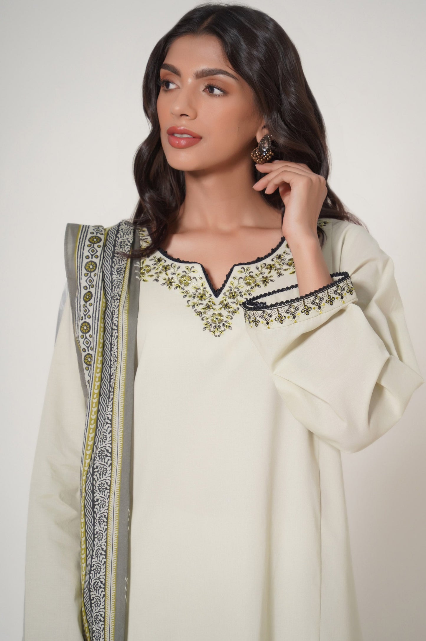 Unstitched 3 Piece Embroidered Slub Cambric Suit