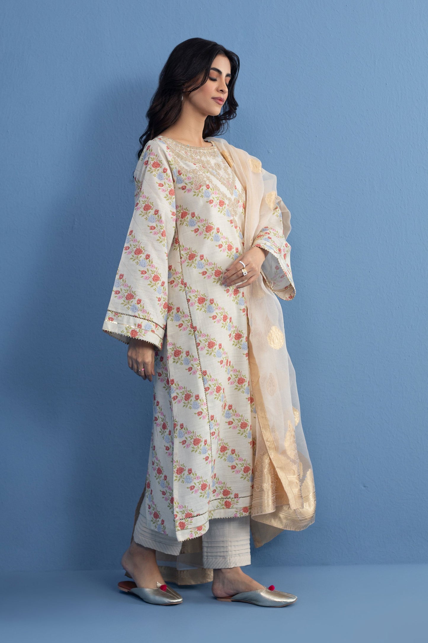 Unstitched 3 Piece Printed Khaddar Suit