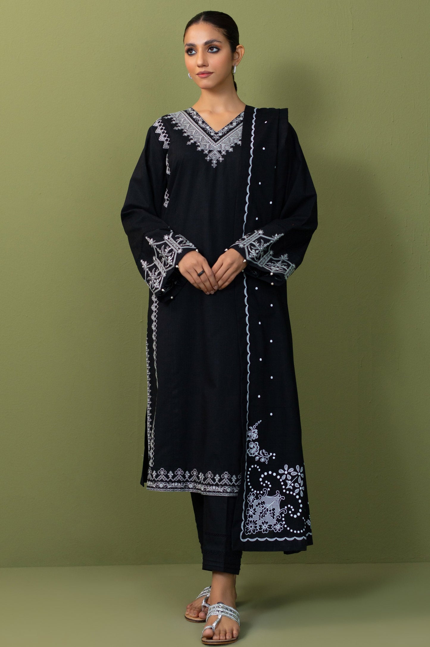 Unstitched 3 Piece Embroidered Khaddar Suit