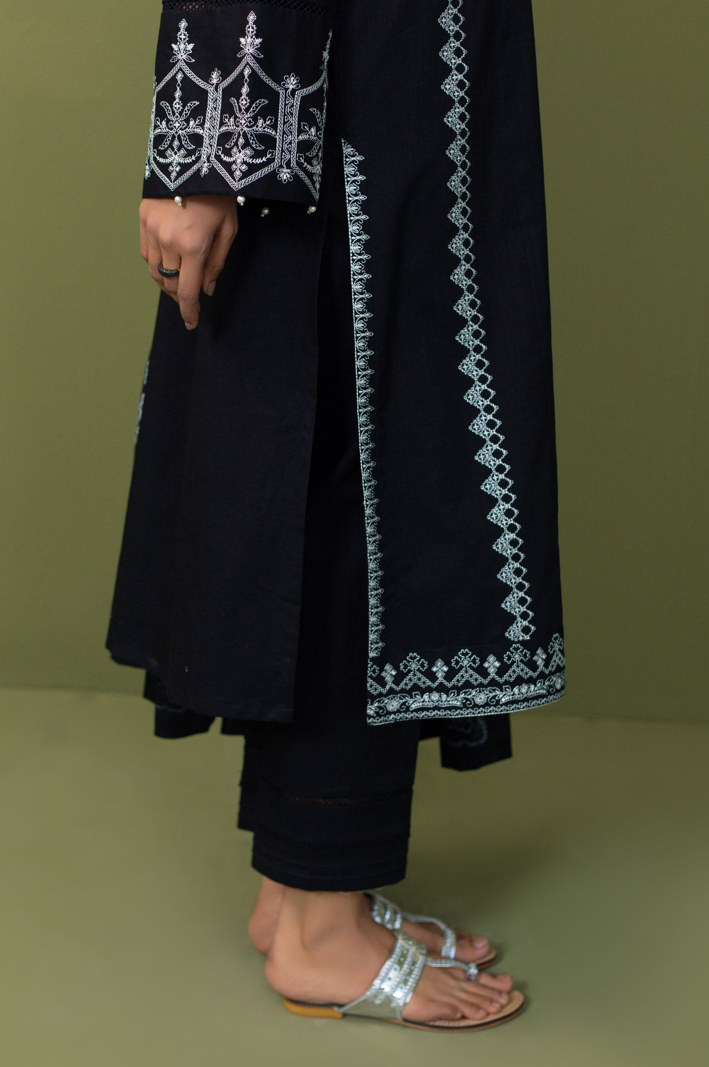 Unstitched 3 Piece Embroidered Khaddar Suit