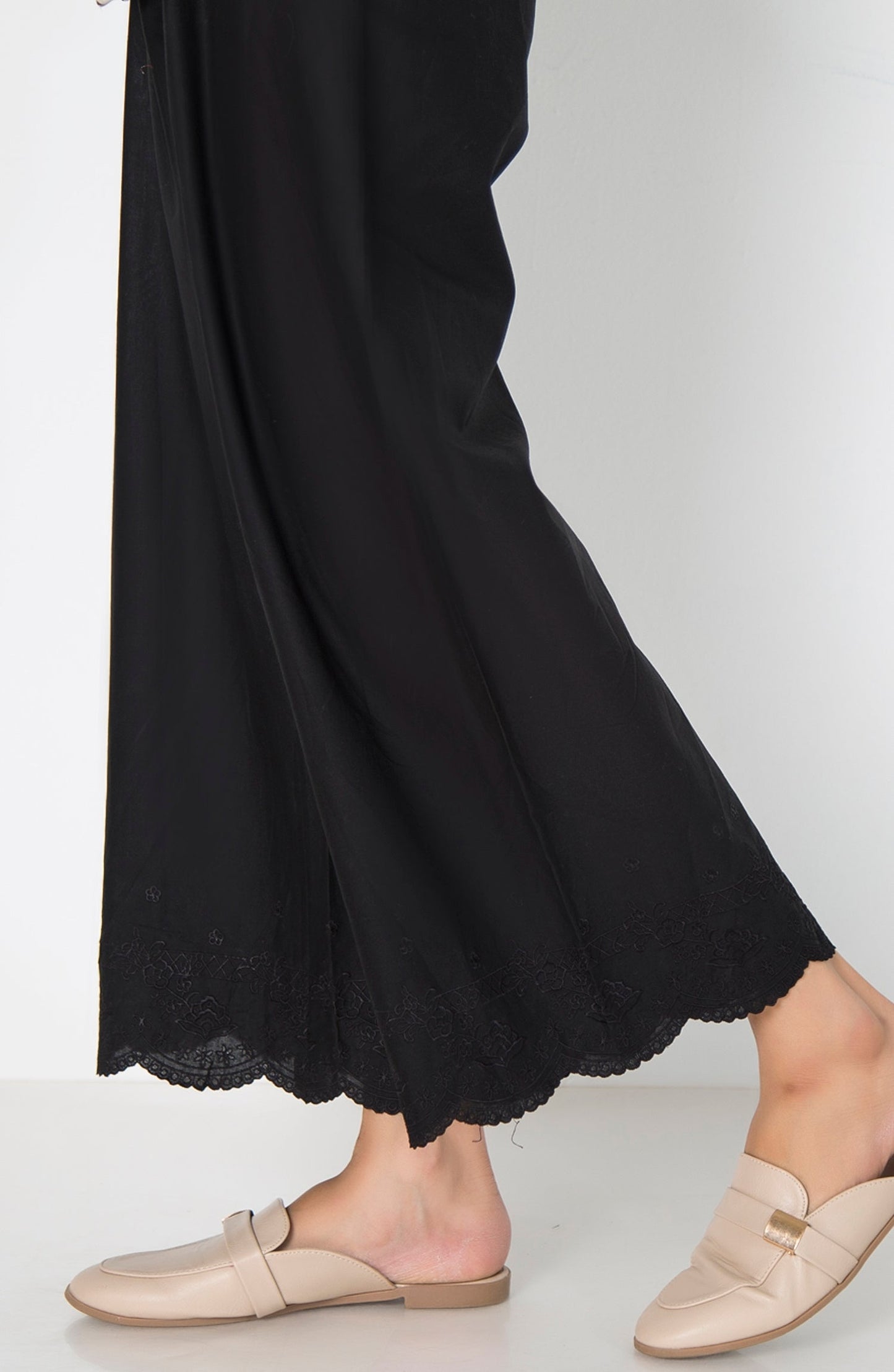 Embroidered Cambric Culotte Pants  - Black