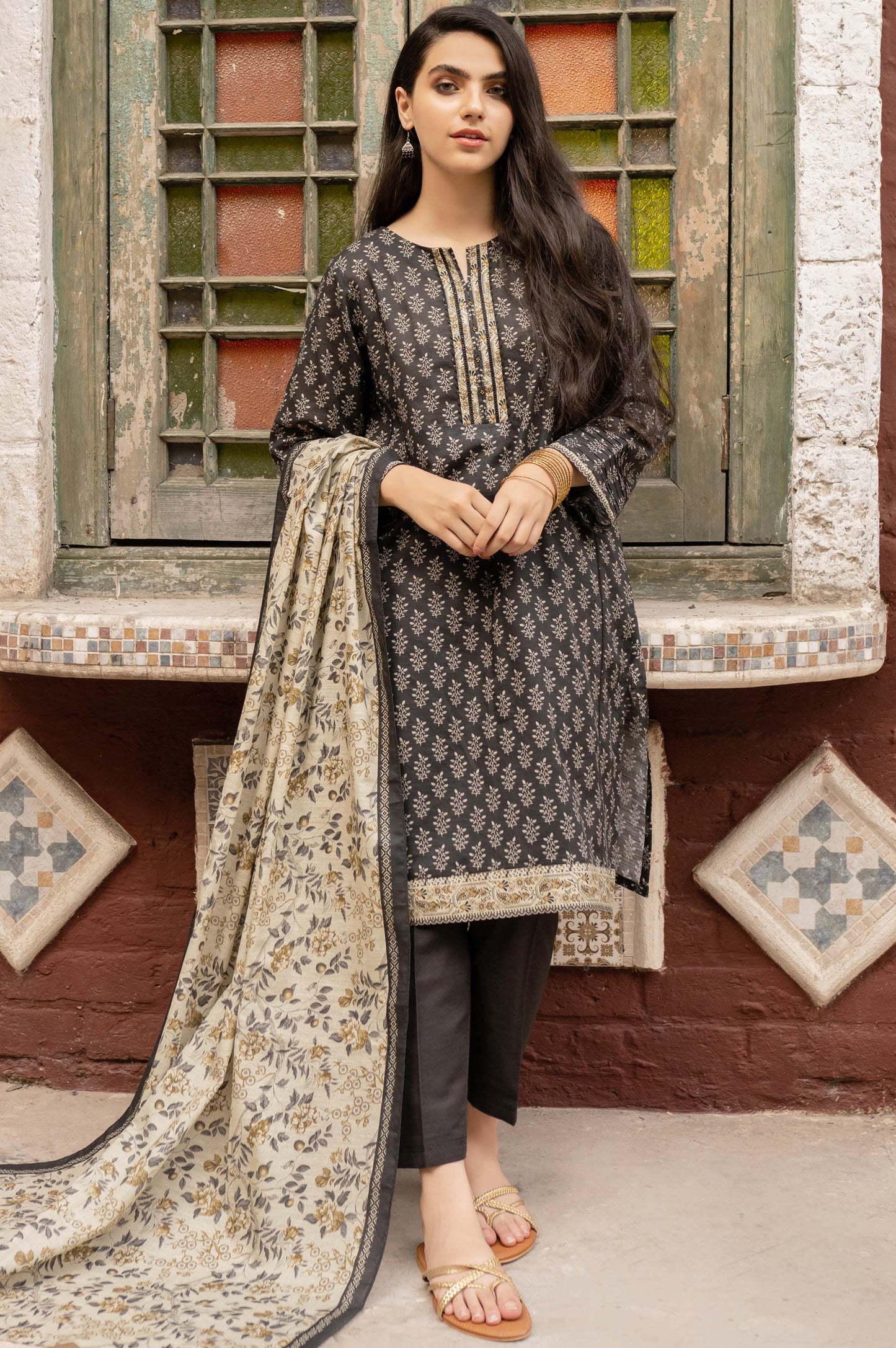 Unstitched 3 Piece Printed Khaddar Suit
