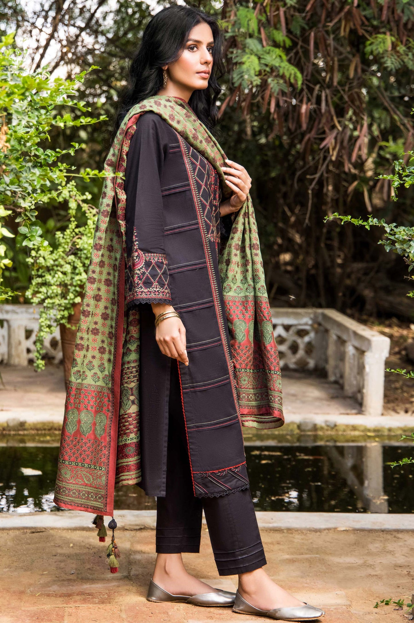 Stitched 3 Piece Embroidered Khaddar Shirt with Jacquard Dupatta