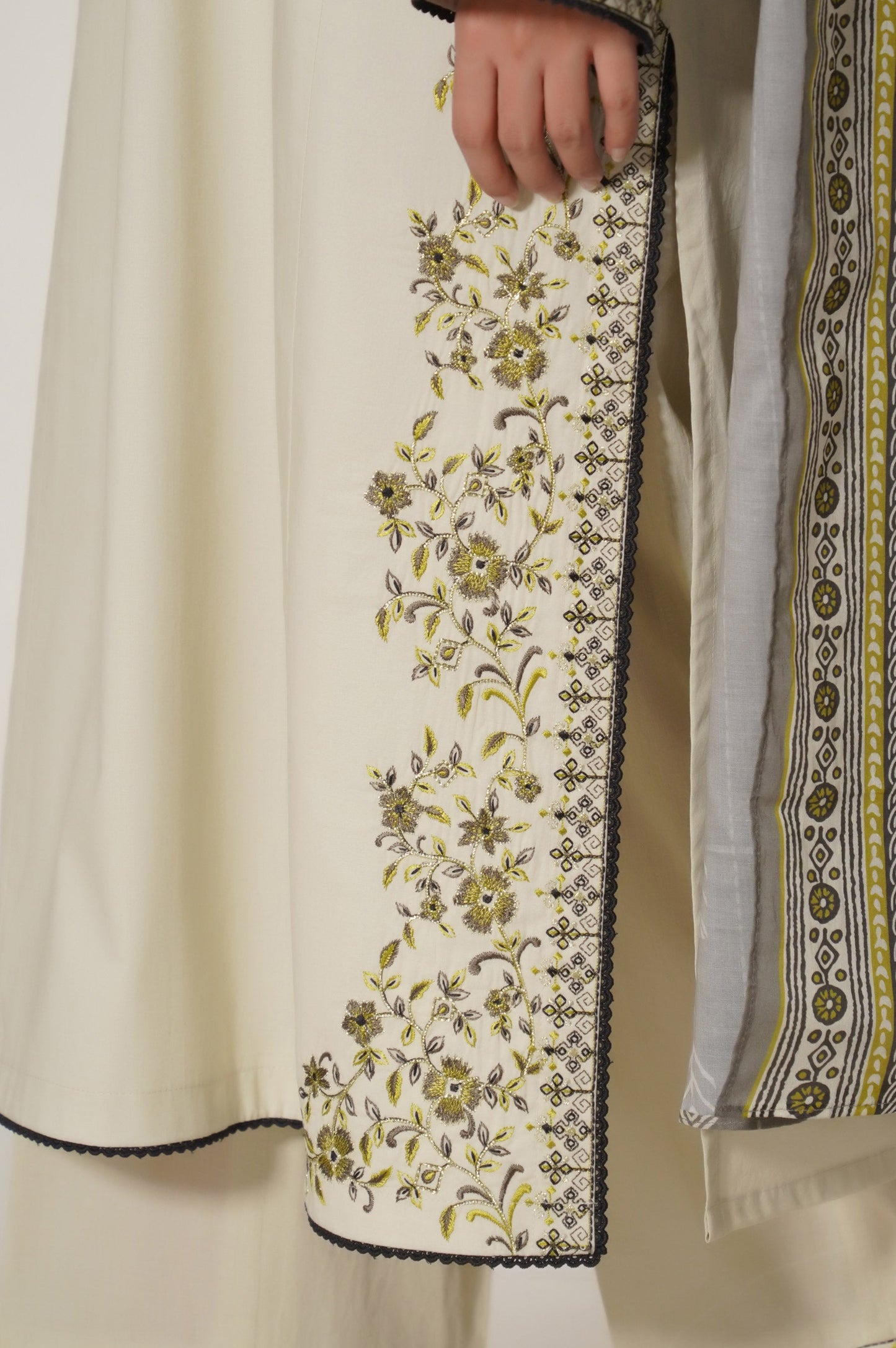 Unstitched 3 Piece Embroidered Slub Cambric Suit
