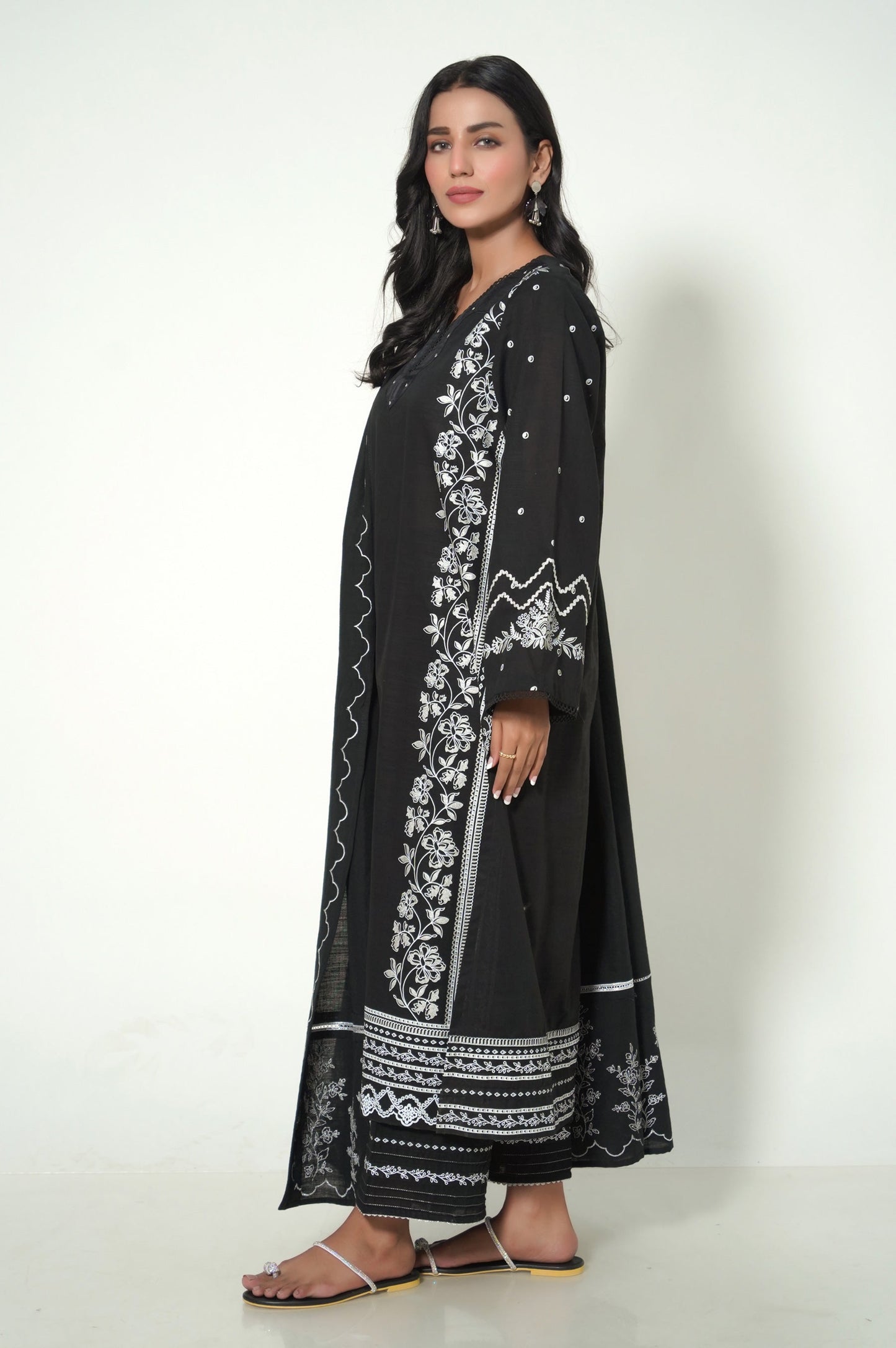 Unstitched 3 Piece Printed Khaddar Suit