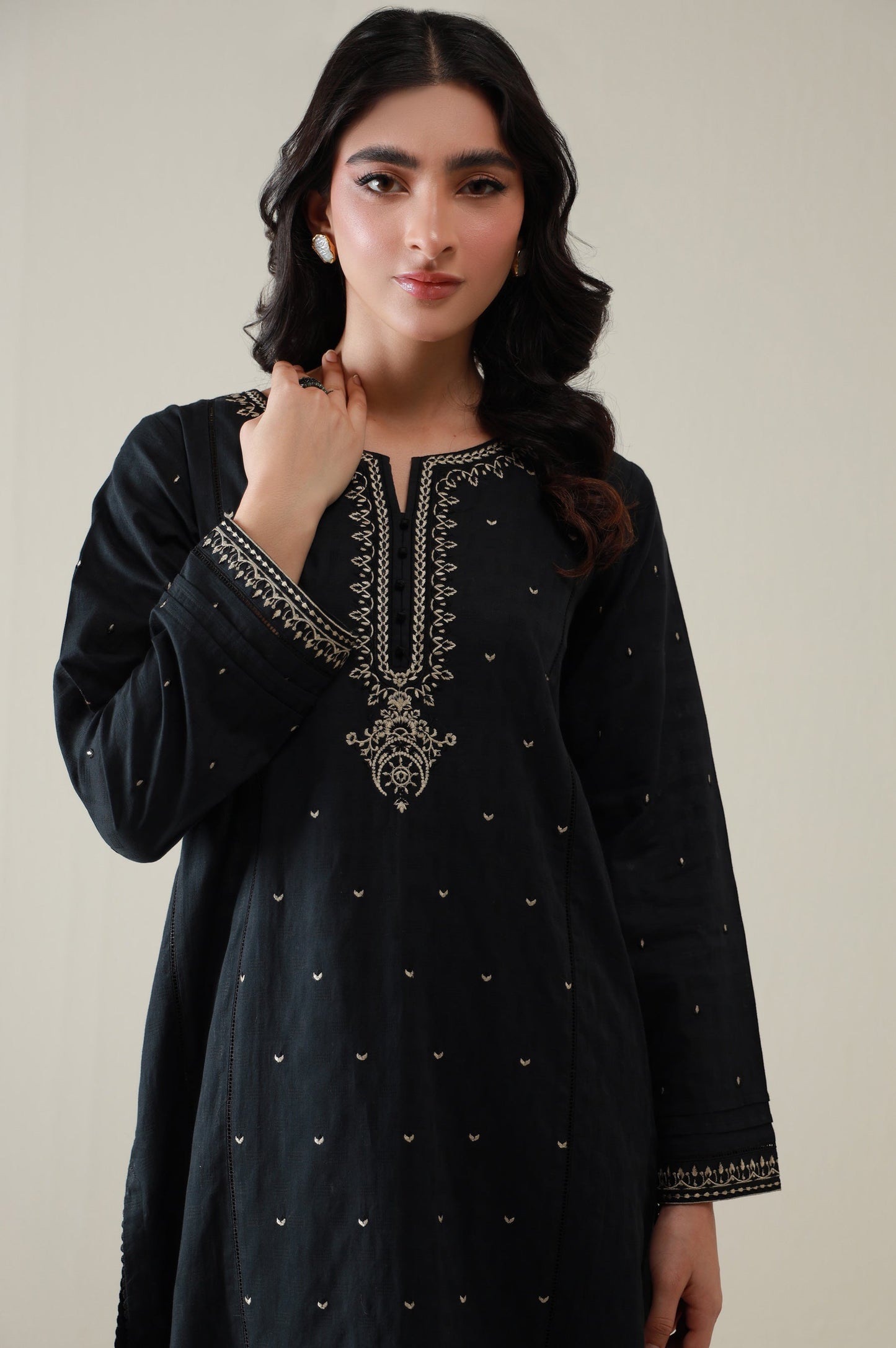 Sticthed 1 Piece Embroidered Jacquard Shirt